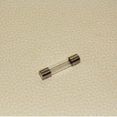 картинка Предохранитель "Koito" FUSE Стеклянный  1 Amp (30mm) от интернет-магазина "АВТОИМПЕРИЯ", 4961065178003