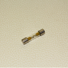 картинка Предохранитель "Koito" FUSE Стеклянный  10 Amp (30mm) от интернет-магазина "АВТОИМПЕРИЯ", 4961065178102