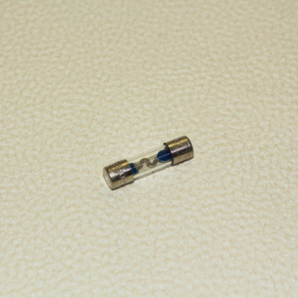 картинка Предохранитель "Koito" FUSE Стеклянный  15 Amp (26mm) от интернет-магазина "АВТОИМПЕРИЯ", 4961065181812