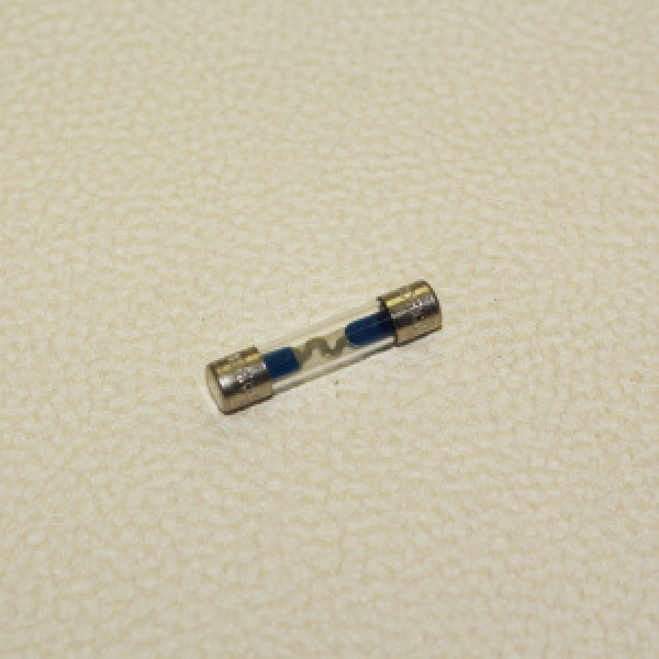 картинка Предохранитель "Koito" FUSE Стеклянный  15 Amp (30mm) от интернет-магазина "АВТОИМПЕРИЯ", 4961065178133